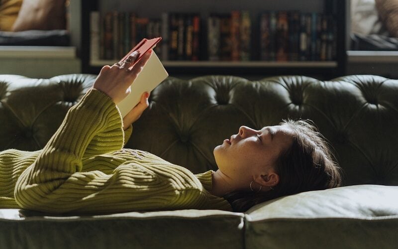 13 Best Books for Managing Anxiety According to 2 Psychologists